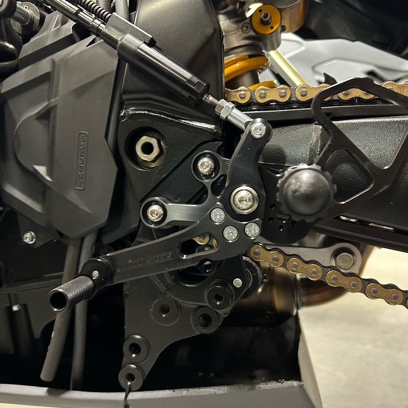 05-0232B Suzuki GSX-8 S/R Complete Std Shift Rearset Kit W/Pedals No Folding Toe Pieces